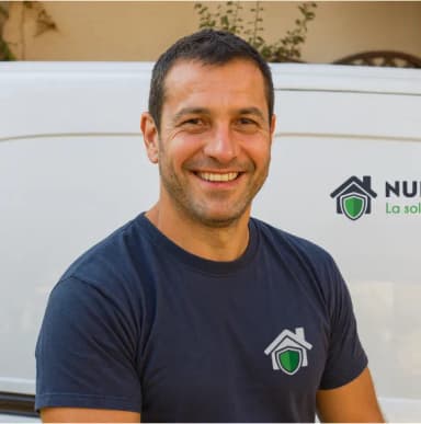 Technicien Nuisi'Guard certifié Certibiocide en intervention pour l'éradication des guêpes et frelons à Lyon